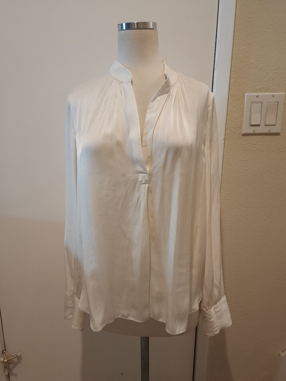 Elegant White V-Neck Long-Sleeve Blouse
